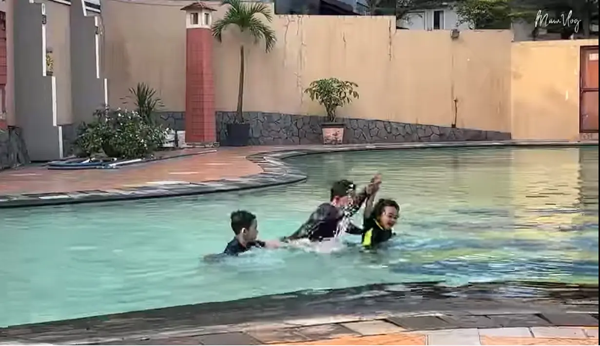 Selain renang, Gewa juga rutin latihan renang,  Gewa juga sudah latihan nyanyi. Seperti saat Mutia Ayu manggung di konser Glenn Fredly: 25 Years of Music yang digelar di Ancol, Sabtu (24/6), Gewa tampak ikut tampil. Itu menjadi momen perdananya wajah cantik Gewa  tak ditutup. [Youtube/Mutia Ayu]