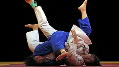Aksi pejudo Indonesia Szalsza Maulida (putih) saat beraksi melawan pejudo Laos dalam laga eksebisi usai  turnamen SEA Games di Singapura. (REUTERS/Edgar Su) 