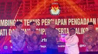 Komisi Pemilihan Umum Republik Indonesia (KPU RI) memberi penghargaan kepada Penjabat (Pj) Gubernur Papua Tengah, Ribka Haluk di Jakarta, Selasa (2/7) malam (Istimewa)