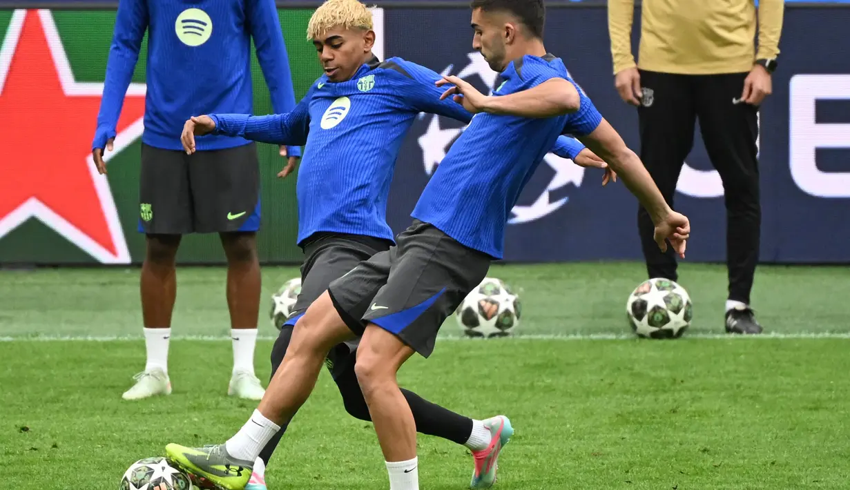 Lamine Yamal dan Raphinha menjadi dua pemain depan Barcelona yang diprediksi bakal kembali mengacak-acak lini belakang Inter Milan. (Piero CRUCIATTI/AFP)