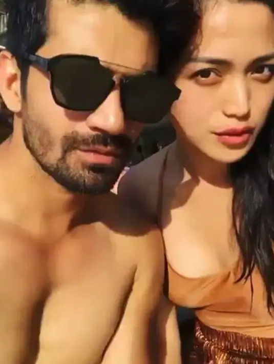 Keakraban juga terlihat saat keduanya sedang di kolam renang. Saat Vishal Singh terlihat bengong dengan telanjang dada, ibu satu anak itu menyiramkan air ke muka lelaki asal India tersebut. (Instagram/cinderella.ind)