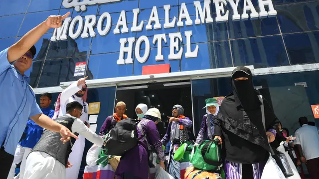 Jemaah haji Indonesia diarahkan petugas menuju bus yang akan mengantarkan mereka dari Hotel Moro Alalameyah, Makkah, Arab Saudi, Selasa (10/6/2025). (Dok. MCH 2025)