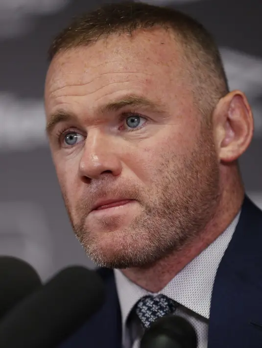 Mantan kapten Inggris, Wayne Rooney memberikan keterangan selama konferensi pers di Stadion Pride Park, Derby, Selasa (6/8/2019). Wayne Rooney dipastikan kembali ke Inggris setelah resmi mengikat kontrak dengan Derby County selama 18 bulan yang akan efektif mulai Januari 2020. (Darren STAPLES / AFP)