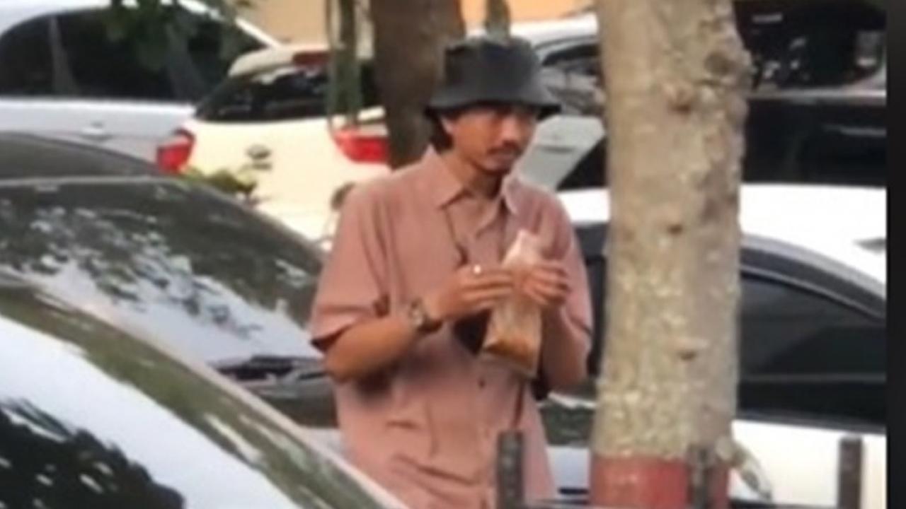 Potret 6 Seleb Saat Ketahuan Jajan Pinggir Jalan, Tak Gengsi Tunjukkan Sisi Sederhana
