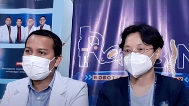 Dr. Omar Luthfi, Sp.OT menjelaskan kondisi terkini Nikita Mirzani setelah menempuh operasi pengapuran tulang di RS Premiere Bintaro, Jumat (6/1/2023). (Foto: Dok. YouTube Intens Investigasi)