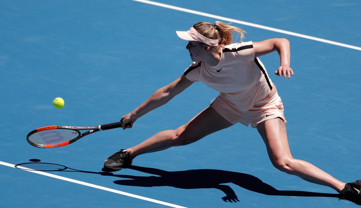 Sebuah tato terlihat di paha kiri petenis Ukraina, Elina Svitolina saat bertanding melawan petenis Belgia Elise, Mertens di Australia Terbuka 2018, Selasa (23/1). Tato tersebut pertama kali dikenalkan di ajang China Open 2017 lalu. (AP/Dita Alangkara)