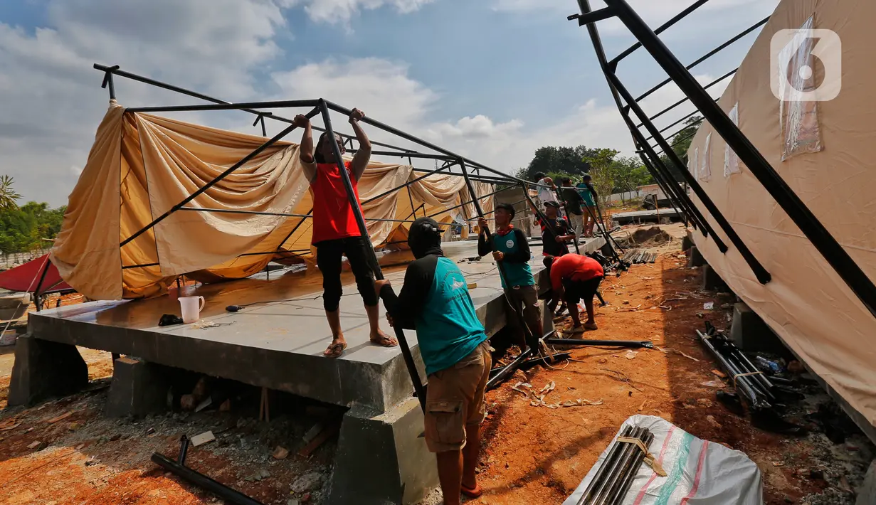 Pekerja menyelesaikan pembangunan penambahan ruang isolasi di Rumah Lawan COVID (RLC) Serpong, Tangerang Selatan, Kamis (11/2/2021). Pembangunan berkonsep Tenda Glamour Camping itu bertujuan menambah kapasitas RLC untuk karantina pasien COVID-19 sebanyak 160 tempat tidur. (Liputan6.com/Angga Yuniar)