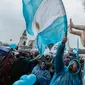 Para aktivis yang menentang legalisasi aborsi berdemonstrasi di luar Kongres Nasional di Buenos Aires, Argentina, Rabu (8/8). Senat Argentina menggelar pemungutan suara terkait RUU yang akan melegalkan aborsi. (Alberto RAGGIO/AFP)