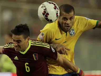 Duel panas terjadi antara Brasil melawan Venezuela pada pertandingan terakhir babak penyisihan grup C Copa Amerika 2015 di Stadion Monumental David Arellano, Santiago, Chili, (22/6/2015). Brasil menang tipis 2-1 atas Venezuela. (REUTERS/Jorge Adorno)