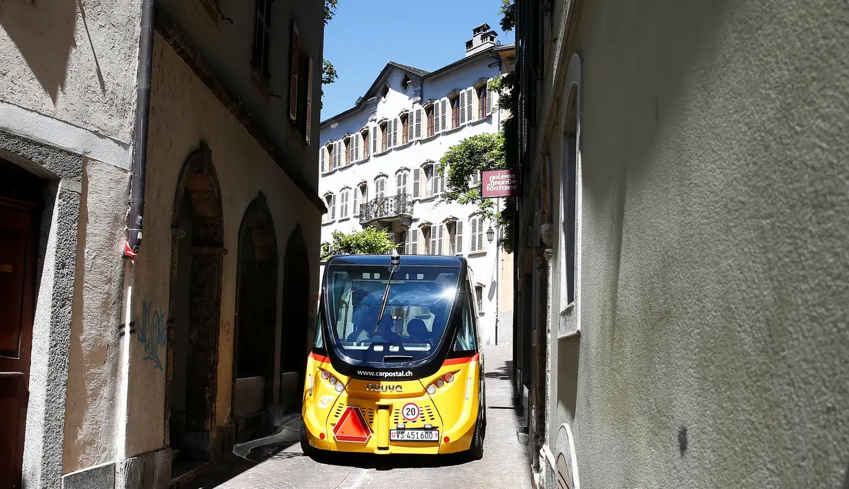 Sebuah angkutan umum tanpa kemudi dan sopir berjalan melintasi wilayah Sion, Swiss, Kamis (23/6). Angkutan umum listrik pertama buatan PostAuto Schweiz ini memiliki 11 kursi penumpang dengan kecepatan maksimal 20 km per jam. (REUTERS/Ruben Sprich)