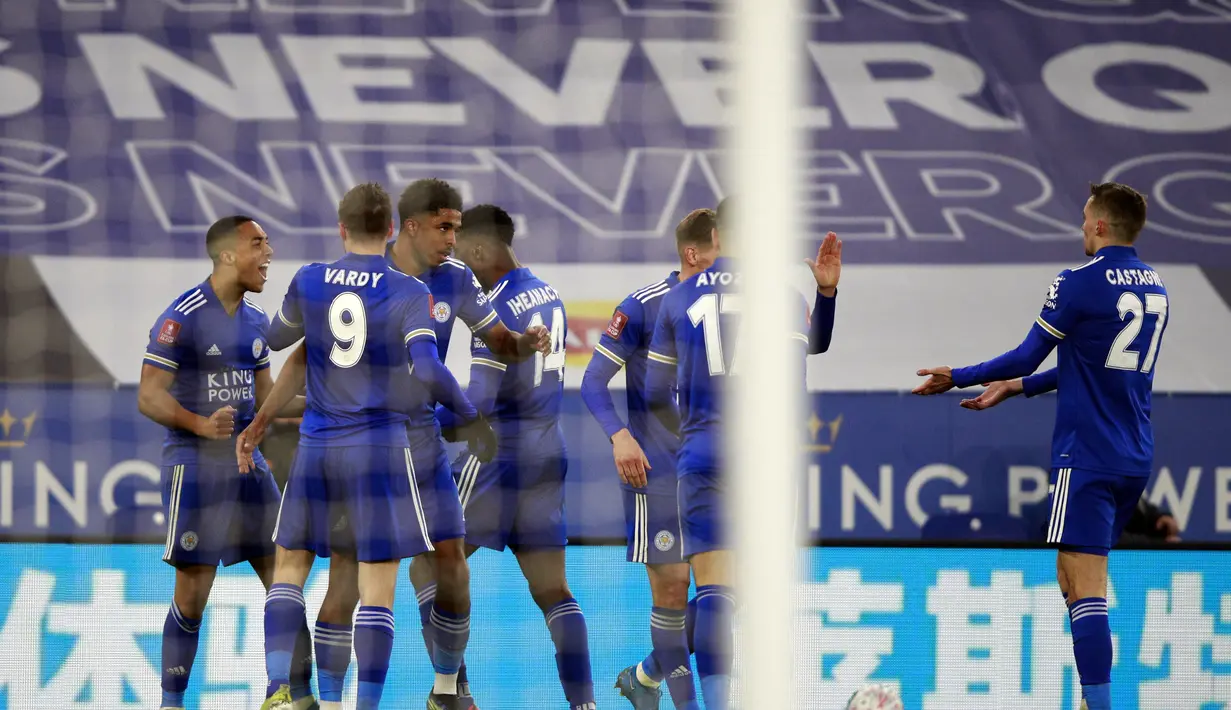 Gelandang Leicester City, Youri Tielemans (kiri) berselebrasi usai mencetak gol ke gawang Manchester United pada pertandingan perempat final Piala FA di Stadion King Power, Inggris, Senin (22/3/2021). Leicester City menang atas MU 3-1. (AP Photo/Ian Walton, Pool)