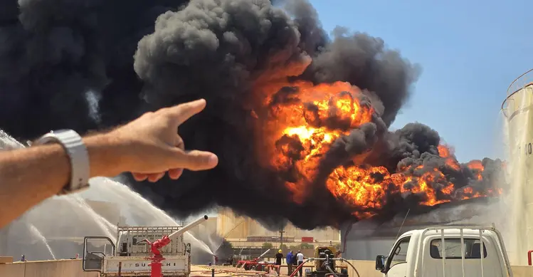 Asap hitam pekat membubung saat kebakaran di kilang minyak Zawiya setelah serangan pesawat nirawak di Zawiya, Libya, Selasa, 11 Agustus 2026. (AFP/ Mahmud Turkiya)