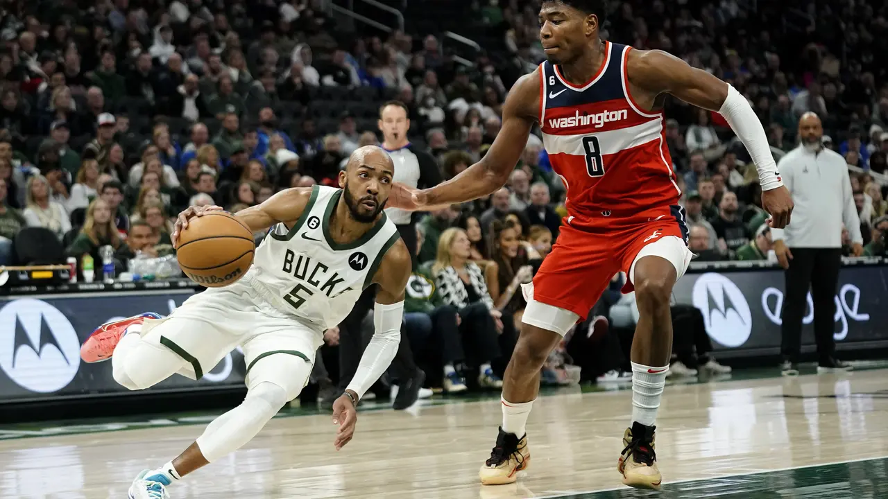 Pemain Jepang Rui Hachimura (no 8) tampil gemilang saat Wizards menghajar Bucks di lanjutan NBA 2022/2023