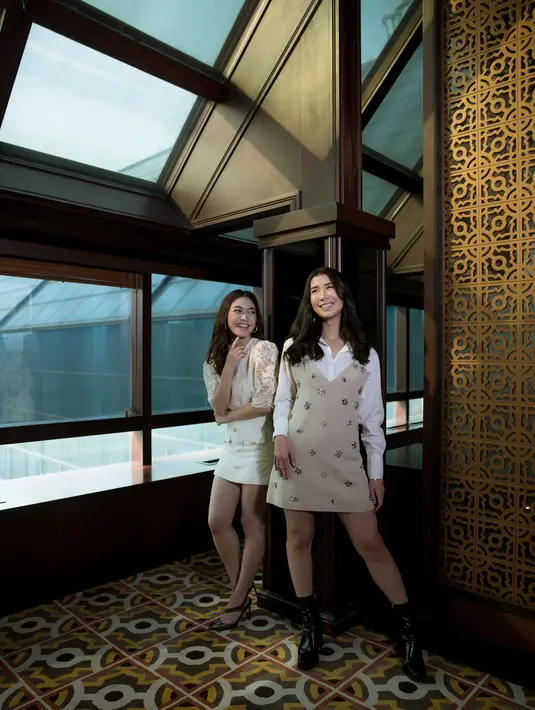 Christie tampil chic, menginspirasi tampilan workwear yang berbeda. Ia tampak mengenakan kemeja putih lengan panjang yang ditumpuknya dengan mini dress tanpa lengan berwarna cokelat muda dengan detail manis berupa payet-payet di keseluruhan dressnya. Foto: Document FIMELA.