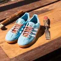 Sebuah koleksi yang menggambarkan keindahan pulau Sulawesi.