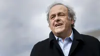 Mantan presiden UEFA, Michel Platini, tampak meninggalkan gedung pengadilan setelah putusan banding dari Kejaksaan Agung Swiss terhadap mantan presiden UEFA dan FIFA atas dugaan pembayaran palsu, di Muttenz dekat Basel, pada 25 Maret 2025. (Fabrice COFFRINI/AFP)