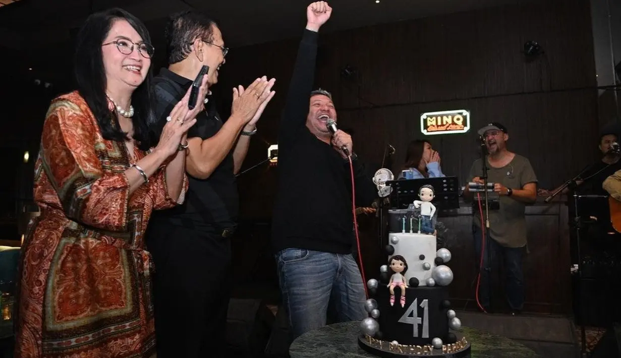 "41 with lots of love from Martens. Thank you dad, mom, sisters, brothers, uncles, nephews. Love you all," kata Gading.