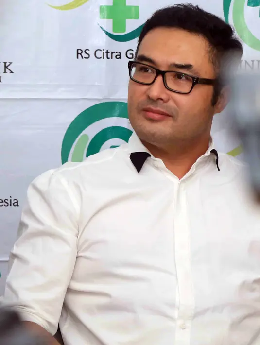 Suasana santai diciptakan dalam operasi caesar anak Surya dan Cynthia. Dokter yang menangani ikut bernyanyi sambil menirukan alunan suara musik yang ada dalam ruangan oprasi. (Nurwahyunan/Bintang.com)