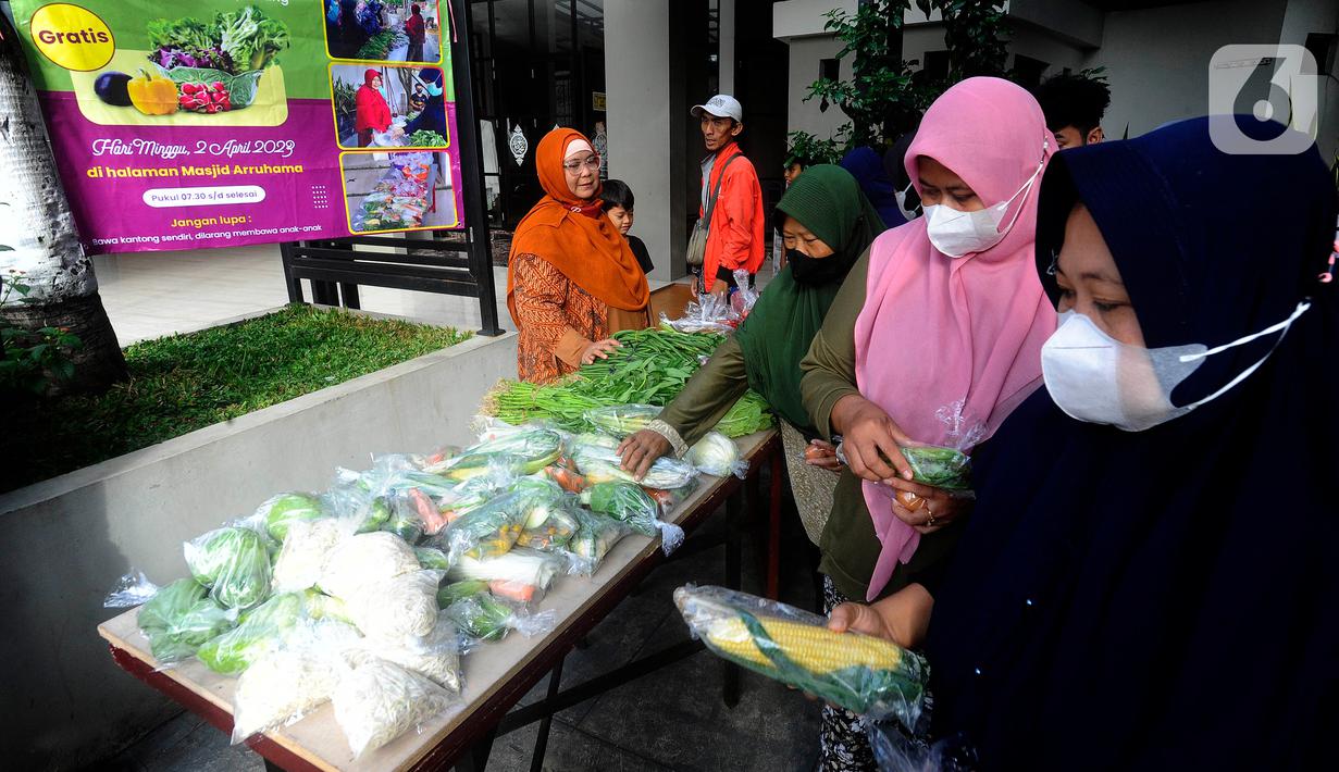 Kaum ibu mengambil gratis sayuran di Jati Padang, Pasar Minggu, Jakarta Selatan, Minggu (2/4/2023). (merdeka.com/Arie Basuki)