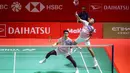 <p>Pebulu tangkis ganada putra Indonesia, Fajar Alfian/Muhammad Rian Ardianto berusaha mengembalikan kok ke arah pasangan China, Xie Hao Nan/Zeng Wei Han pada laga perempat final Indonesia Masters 2025 yang berlangsung di Istora Senayan, Jakarta, Jumat (24/01/2025). (Bola.com/Bagaskara Lazuardi)</p>