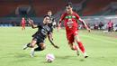 Pemain Persebaya Surabaya, Bruno Moreira, mencoba melewati hadangan dari pemain Dewa United, Alfriyanto Nico, dalam pertandingan Dewa United melawan Persebaya Surabaya pada pekan ke-24 BRI Liga 1 di Stadion Pakansari, Kabupaten Bogor, Jumat (21/2/2025) malam WIB. (Bola.com/Abdul Aziz)