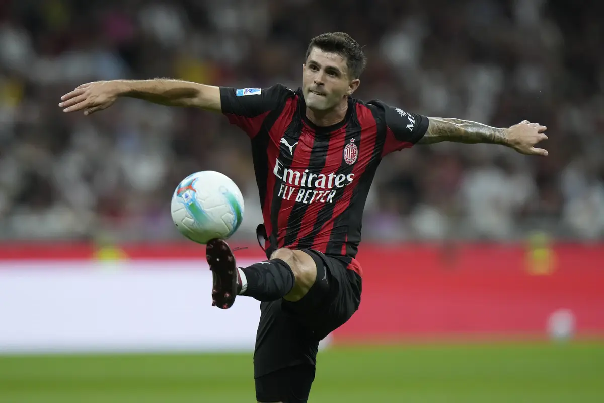 Aksi Christian Pulisic di pertandingan AC Milan vs Cremonese di giornata 1 Serie A 2025/2026 di San Siro, Minggu (24/08/2025). (AP Photo/Luca Bruno)