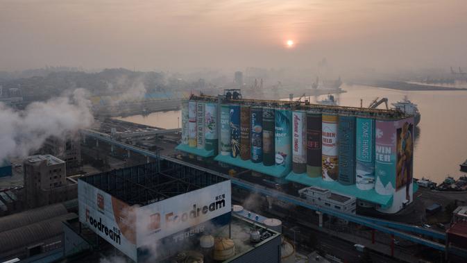Sebuah silo gandum disulap menjadi mural luar ruangan raksasa di kota pelabuhan Incheon, Korea Selatan, Rabu (19/12). Mural ini sebagai bagian dari upaya menghilangkan pandangan negatif masyarakat, terhadap fasilitas industri yang sudah tua (Ed JONES/AFP)