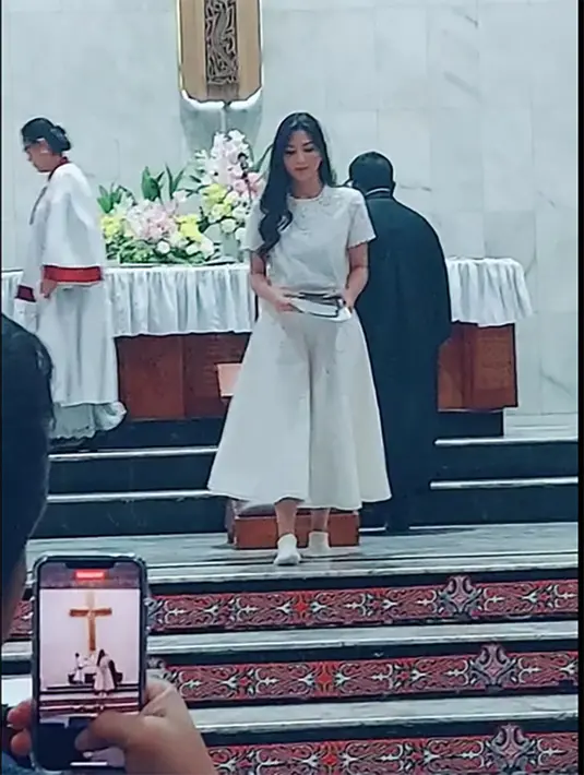 Artis kelahiran Langsa, Aceh 33 tahun silam itu tampil cantik mengenakan busana putih-putih saat menjalani peneguhan sidi. [TikTok/firton.62]