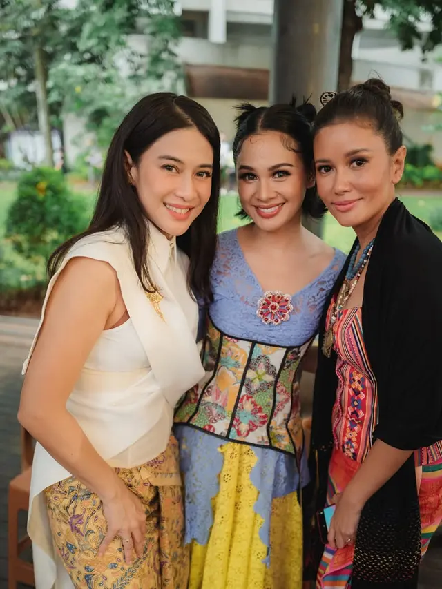 Detail Kebaya Dian Sastrowardoyo (Foto: Instagram @andien)