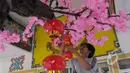 Petugas mempercantik dengan memasang hiasan - hiasan berupa lampion di Vihara Amurva Bhumi, Jakarta, Sabtu (14/02/2015). Menjelang imlek sejumlah kelenteng mulai dipercantik (Liputan6.com/Andrian M Tunay)
