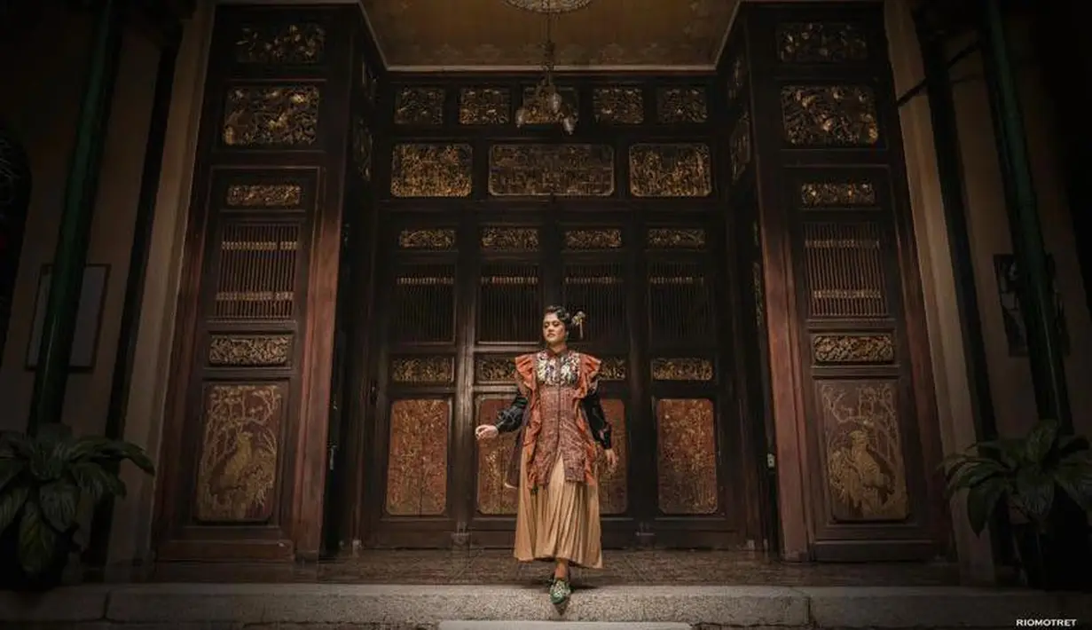 <p>Busana Kahiyang dirancang khusus oleh desainer yang kerap mengusung konsep realisme magis, Mel Ahyar. Sementara pulasan makeup bold Kahiyang Ayu dibantu oleh MUA Rama Jee (Instagram/riomotret).</p>