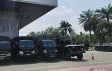 Potret Kendaraan Tempur Militer Siaga di Gedung DPR Usai Demonstrasi Besar