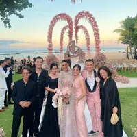 Pemain Ada Apa dengan Cinta? reuni di resepsi pernikahan Adinia Wirasti (Foto: Instagram titi_kamall)