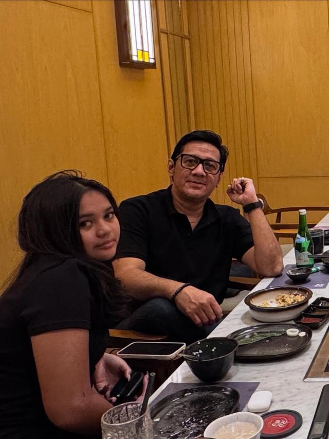 6 Potret Andre Taulany Buka Puasa Bareng Tiga Anaknya, Nikmati Makanan Jepang