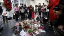 Penggemar berkumpul di dekat bintang atas nama penyanyi legendaris David Bowie di Hollywood Walk of Fame di Los Angeles, Senin (11/1). Bowie meninggal di usia 69 tahun dan baru saja merilis album ke-25 nya yaitu "Blackstar". (REUTERS/ Mario Anzuoni)