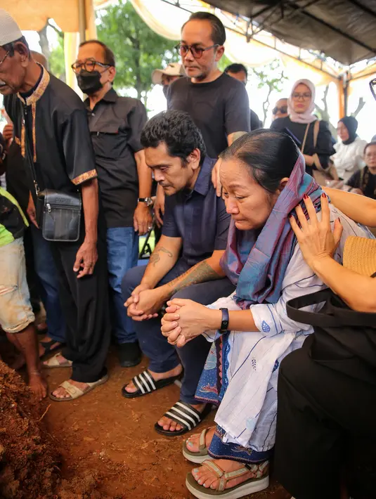 Tidak hanya keluarga, tapi juga sahabat dan para pelayat mengantarkan Nomo yang meninggal dalam usia 84 tahun.[Foto; Adrian Putra/Fimela.com]