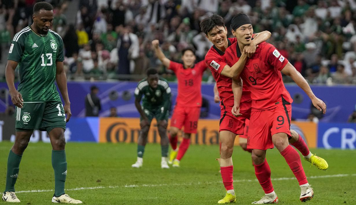 Selebrasi striker Timnas Korea Selatan, Cho Gue-Sung (kanan) setelah mencetak gol penyeimbang 1-1 ke gawang Arab Saudi pada laga babak 16 besar Piala Asia 2023 di Education City Stadium, Al Rayyan, Qatar, Rabu (31/1/2024) dini hari WIB. (AP Photo/Thanassis Stavrakis)