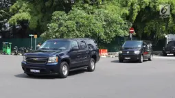 Rombongan mantan Presiden Amerika Serikat, Barack Obama meninggalkan Hotel Mandarin Oriental menuju Bandara Halim Perdanakusuma, Jakarta, Minggu (2/7). Obama dan keluarga mengakhiri masa liburannya di Indonesia pada siang ini (Liputan6.com/Angga Yuniar)