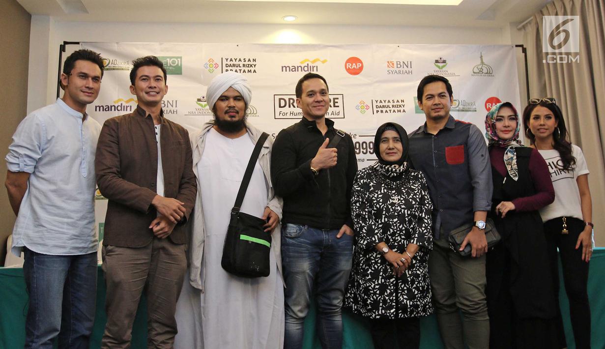 Sejumlah artis berfoto saat penggalangan dana untuk Rohingya di kawasan Dharmawangsa, Jakarta, Senin (18/09). Para selebriti tersebut mengajak masyarakat untuk lebih peduli dan menggalang dana untuk Rohingya. (Liputan6.com/Herman Zakharia)