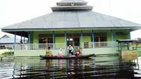 Banjir yang merendam Kampung Alai, Tanjung Puri, Sintang. Banjir akibat meluapnya Sungai Kapuas dan Sungai Melawi ini merendam ratusan rumah di Kota Sintang.(Antara)