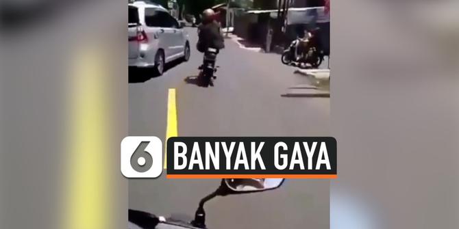 VIDEO: Banyak Gaya, Pemotor Tabrak Mobil hingga Jatuh ke Jalanan