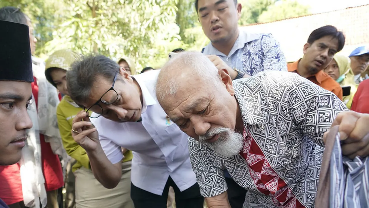 Menkes Budi Gunadi Sadikin bersama Sasakawa Foundation saat meninjau dusun warga penyintas kusta di Sampang, Madura. (Dok Kemenkes RI)