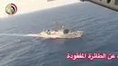 Sebuah perahu Militer Mesir mengambil bagian dalam operasi pencarian pesawat EgyptAir yang diduga jatuh ke Laut Mediterania, Kamis (19/5). Pesawat EgyptAir hilang dalam perjalanan dari Paris menuju Mesir. (Egyptian Military/Handout via Reuters)