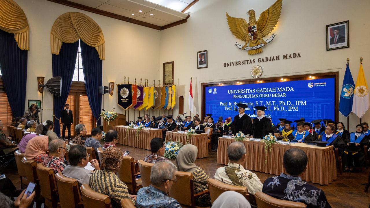 Romantis, Pasangan Suami Istri Ini Dikukuhkan Bareng Jadi Guru Besar UGM