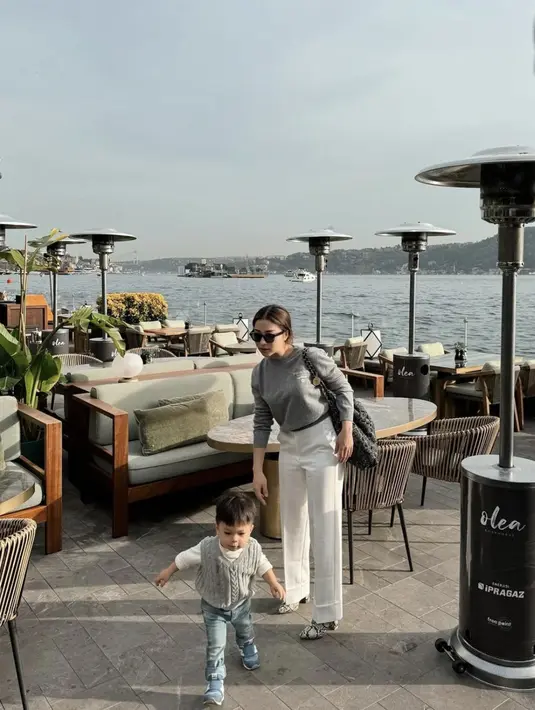 Begitu juga dengan Nikita Willy yang memilih siluet-siluet sederhana namun chic yang dapat dijadikan busana sempurna di segala aktivitas. [Foto: Instagram/ Nikita Willy]