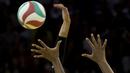 Pevoli AS, Lauren Paolini, sedang melakukan spike ke arah pertahanan Peru dalam Pan Am Games 2015 di Toronto, Kanada. (16/7/2015). (AP Photo/Rebecca Blackwell)
