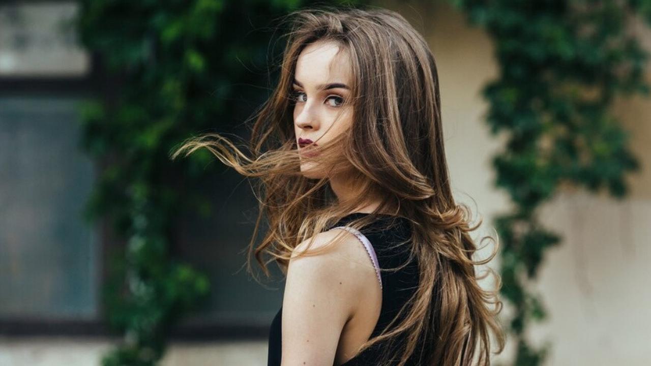8 Model Rambut Panjang Wanita 2025, Buat Penampilan Makin Stylish dan Berkarisma