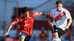 Memulai karier sepak bola bersama Independiente di Divisi Utama Liga Argentina. Ia melakukan debut pada 5 Juli 2003 di usia 15 tahun dan 35 hari mematahkan rekor sebagai pemain termuda yeng telah bertahan 27 tahun yang sebelumnya dipegang oleh Diego Maradona. (AFP/Sebastiao De Souza)