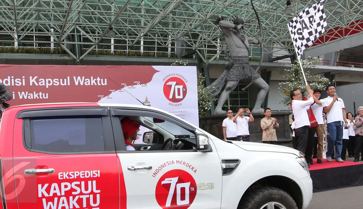 Mensesneg Praktikno melepas keberangkatan mobil Ekspedisi Kapsul Waktu di Gelora Bung Karno, Jakarta, Kamis (17/9). Mobil tersebut akan melakukan perjalanan keliling Indonesia guna mewujudkan mimpi melalui aspirasi masyarakat. (Liputan6.com/Angga Yuniar)