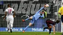Kiper Bayern Munichen Manuel Neuer mengamankan gawang dari tendangan pemain Eintracht Frankfurt Marc Stendera pada Bundesliga di Commerzbank-Arena, Sabtu (31/10/2015) dini hari WIB, Pertandingan ini berakhir imbang 0-0.(REUTERS/Kai Pfaffenbach)